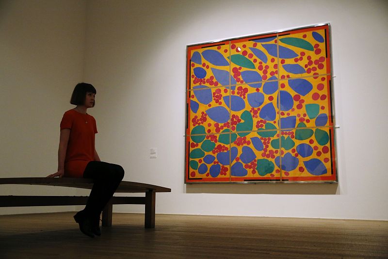 Una empleada posa frente a la obra "Hiedra en Flor" de Matisse