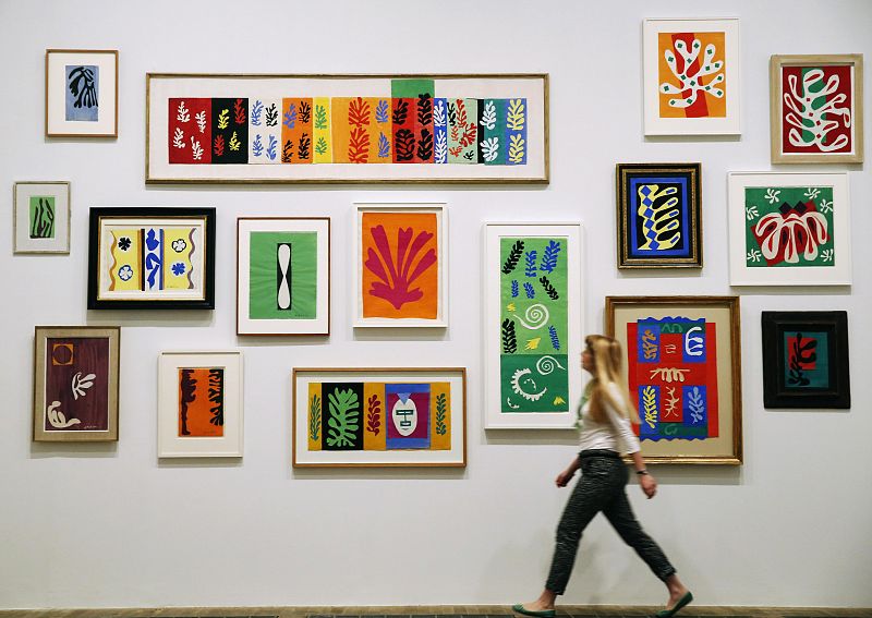 Una empleada posa delante de obras de Matisse en la Tate Modern de Londres