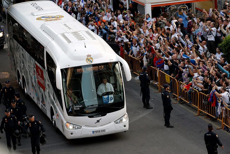 Llegada del autobús del Real Madrid al estadio de Mestalla, en Valencia.