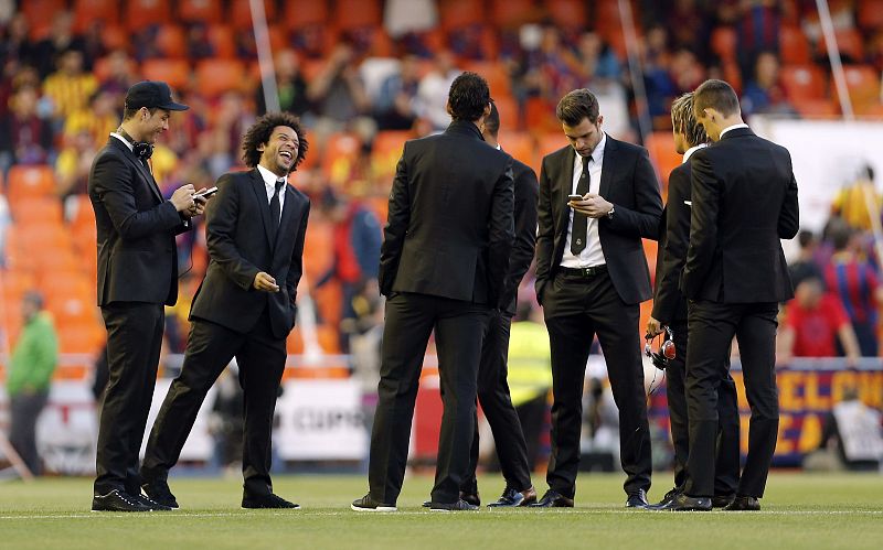 Los jugadores del Real Madrid, el portugués Cristiano Ronaldo (i), y el brasileño Marcelo Vieira (2i), entre otros, en el campo de Mestalla de Valencia, antes del comienzo de la final.