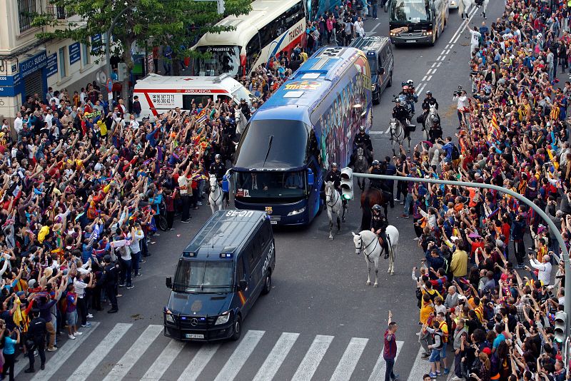 Llegada del autobús del FC Barcelona al estadio de Mestalla, en Valencia.