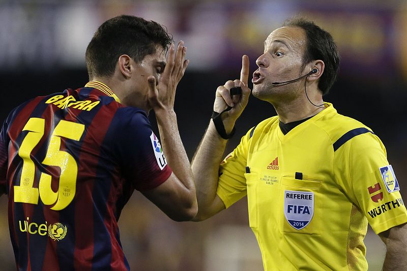 Marc Bartra discute con el árbitro Mateu Lahoz.