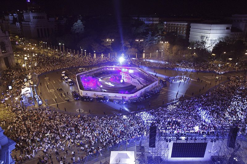 Vista general de la plaza de Cibeles donde cientos de aficionados se agolpan para felicitar el éxito de su equipo.