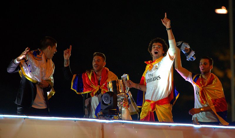 Ramos y Pepe muestran la Copa del Rey desde el autobús que ha trasladado al equipo desde el Bernabéu hasta la Cibeles en Madrid.