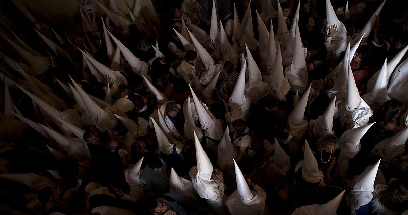 Penitentes de la Hermandad de "Los Negritos" en Sevilla.