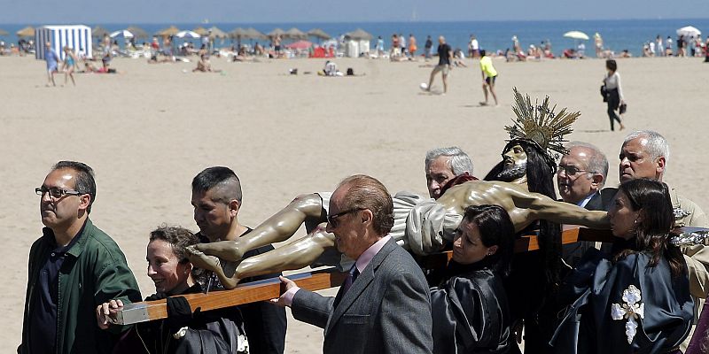 La imagen de Cristo es llevada a hombros este Viernes Santo durante la procesión en la playa de la Semana Santa Marinera para honrar a los muertos en el mar