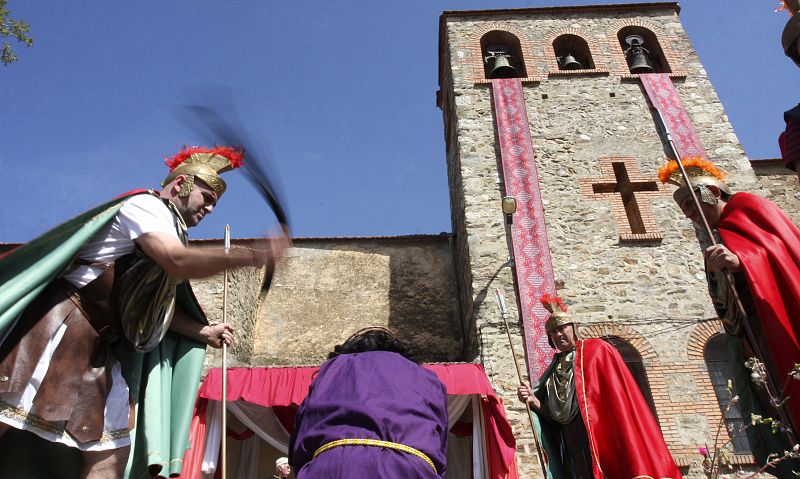 Un momento de la "La Pasión Viviente", como se conoce al Via Crucis que desde hace treinta años representan los vecinos de Serradilla del Arroyo (Salamanca)