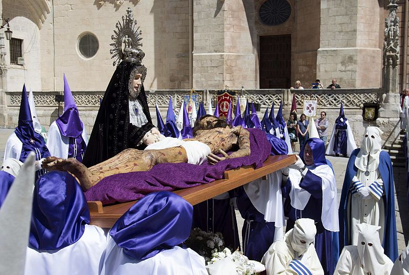 El Cristo de Burgos, una réplica recién realizada de la talla original del siglo XIV que ha permitido que por primera vez esta imagen haya desfilado en el Vía Crucis de Viernes Santo