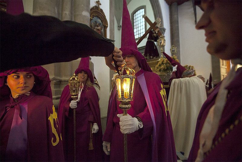 Una hermandad se prepara para salir en la procesión Magna de La Laguna (Tenerife), este Viernes Santo