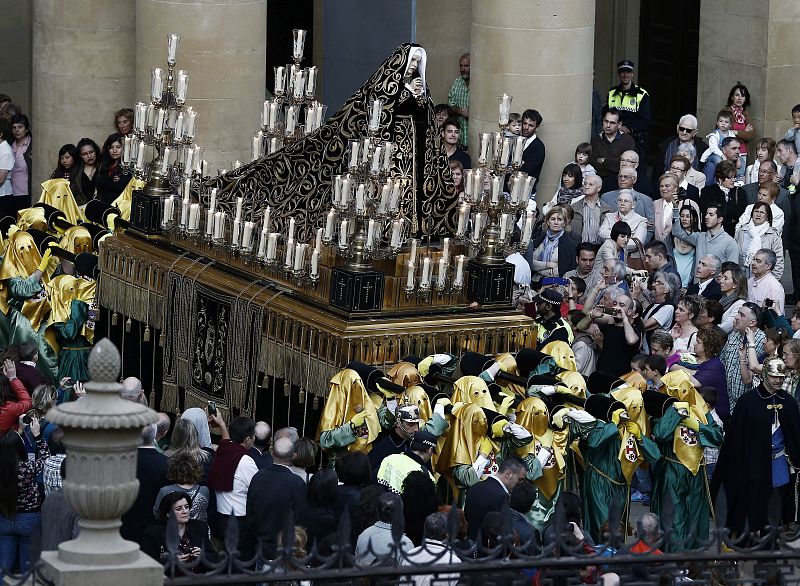 Paso de la Dolorosa en la procesión del Santo Entierro, este Viernes Santo en Pamplona. Con gran realismo, la Virgen de La Soledad clama al cielo por su hijo con los ojos hundidos por el llanto y la frente surcada por las arrugas. Realizada en 1883 p