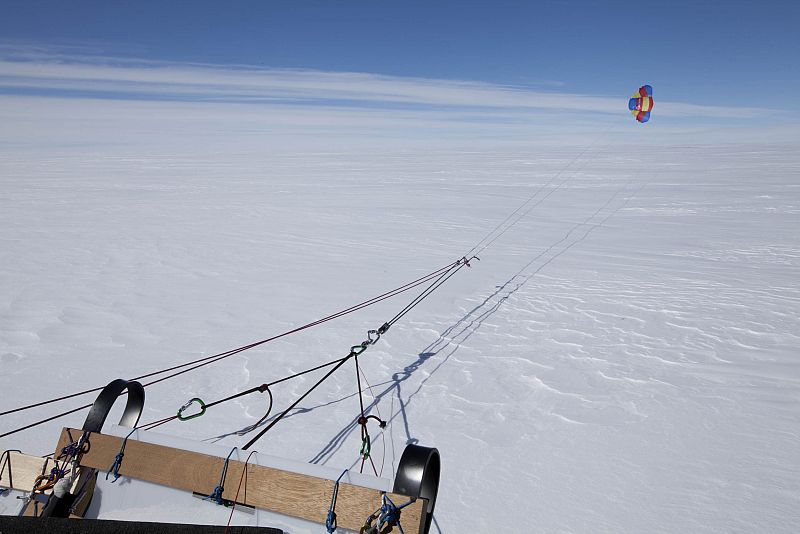 Imagen del trineo tirado por una cometa.