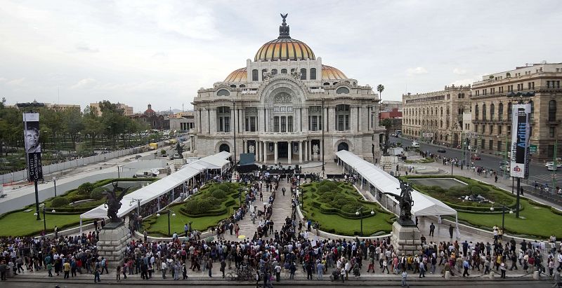 Centenares de admiradores de Gabriel García Márquez han acudido al Palacio de Bellas de Ciudad de México donde están expuestas las cenizas del Premio Nobel de Literatura para homenajearlo.