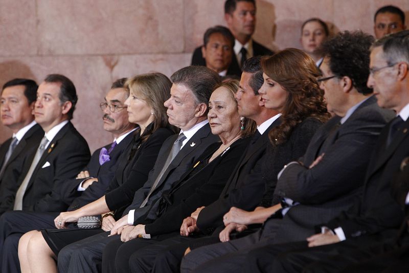 El hijo del escritor colombiano, Gonzalo, la esposa del presidente de Colombia, María Clemencia Rodríguez de Santos, el presidente de Colombia, Juan Manuel Santos, la viuda de García Márquez, Mercedes Barcha, el presidente de México, Enrique Peña Nie