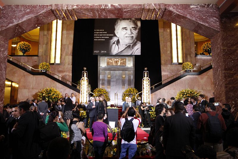 Miles de personas han esperado durante horas para poder entrar al vestíbulo del Palacio de Bellas Artes, lugar en el que también se ha despedido a otras grandes personalidades como el premio Nobel de Literatura Octavio Paz o Mario Moreno "Cantinflas"