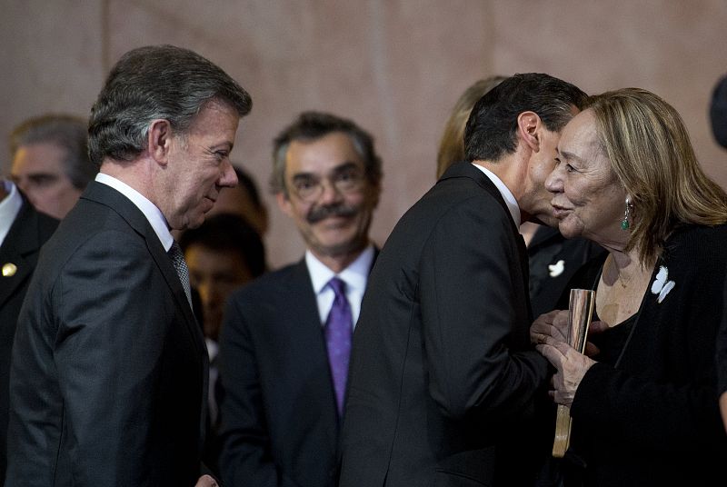 Peña Nieto y Santos dan su pésame a la viuda de Garcia Marquez, Mercedes Barcha.