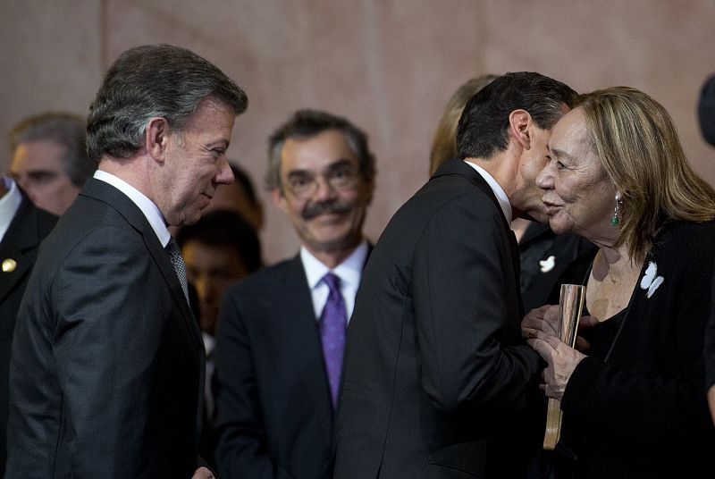 Peña Nieto y Santos dan su pésame a la viuda de Garcia Marquez, Mercedes Barcha.