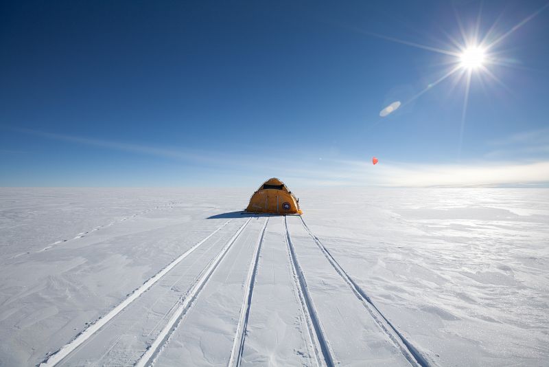 El trineo navegando en la nieve en Acción Antártida.