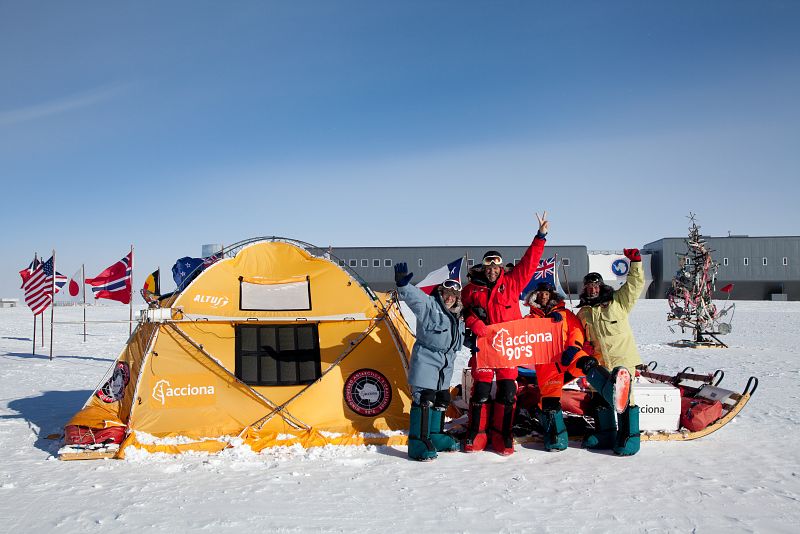 Llegada al polo sur geográfico de Acción Antártida.