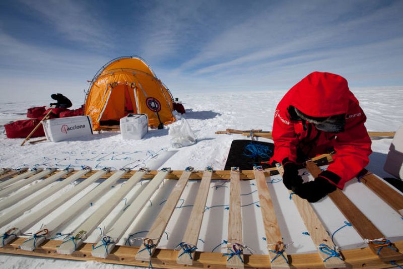  Los integrantes de Acción Antártida preparando el trineo.