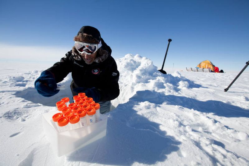  Recogida de muestras en el hielo antártico.