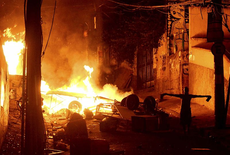 Un vecino desafía a la policía en la favela de Pavão-Pavãozinho.