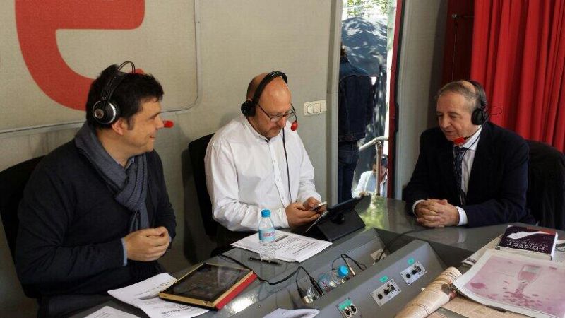 Alfredo Menéndez, Javier Capitán y el senador del PNV Iñaki Anasagasti, que nos ha hablado de su libro Jarrones chinos.