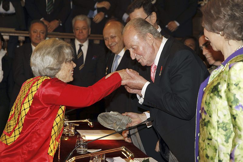 LA MEXICANA ELENA PONIATOWSKA RECIBE EL PREMIO CERVANTES DE MANOS DEL REY