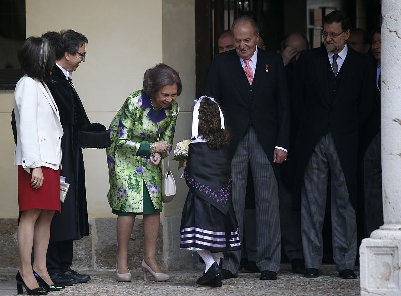 Spain's Queen Sofia receives flower bouquet in front of King Juan Carlos and PM Rajoy before traditional ceremony where Mexican writer Elena Poniatowska received "Premio Cervantes" award in Alcala de Henares