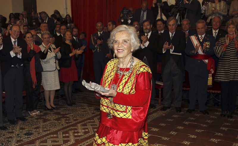 LA MEXICANA ELENA PONIATOWSKA RECIBE EL PREMIO CERVANTES DE MANOS DEL REY