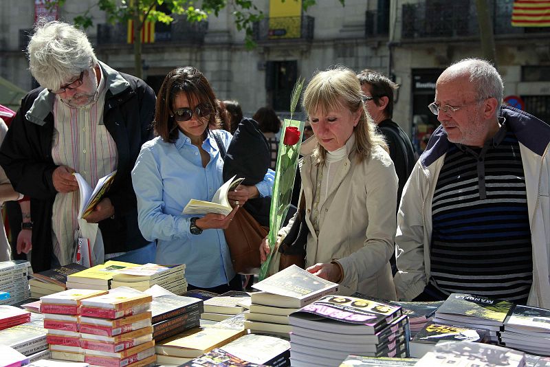 LOS CIUDADANOS TOMAN LAS CALLES CATALANAS EN UNA SOLEADA DIADA DE SANT JORDI