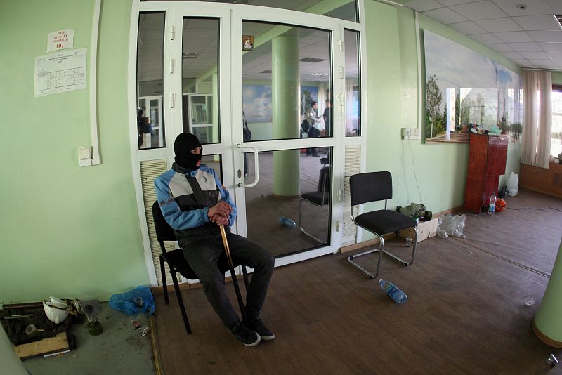 Un activista prorruso vigila en el interior de la Alcaldía de Mariupol, recuperada por Ucrania