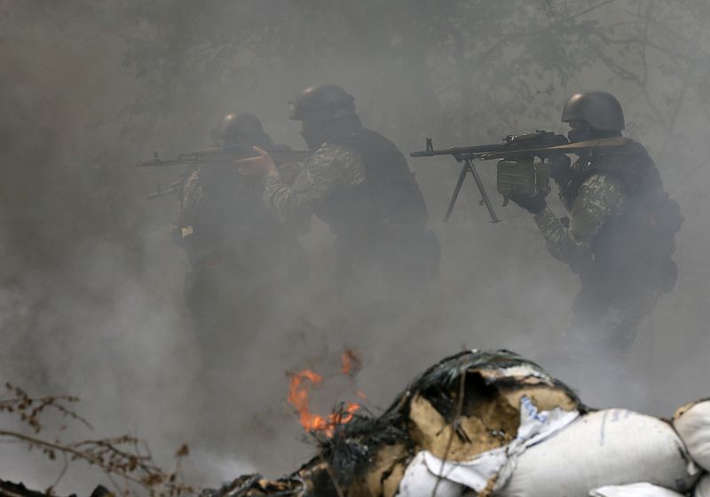 Fuerzas del orden de Ucrania en un tiroteo contra las fuerzas prorrusas en Slaviansk