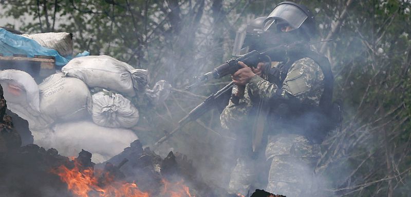 Fuerzas militares ucranianas atraviesan un puesto de las fuerzas prorrusas en Slaviansk