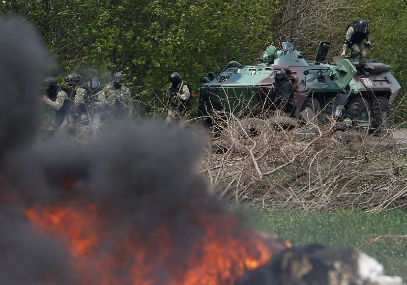 Militares ucranianos avanzan hacia Slaviansk con carros blindados