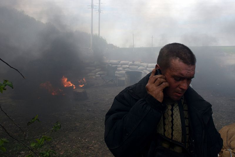 Un hombre habla por teléfono después de que las tropas ucranianas hayan eliminado uno de los puestos prorrusos