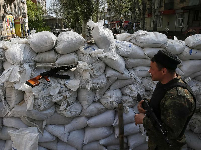 Un hombre armado de los grupos prorrusos en una de las barricadas en Slaviansk