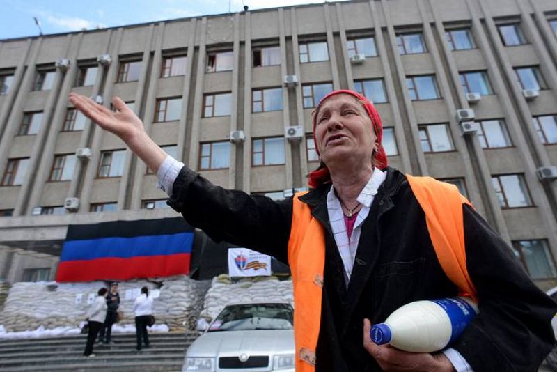Una mujer protesta en las proximidades de una barricada de los grupos prorrusos en Slaviansk 