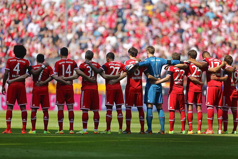 Bayern Munich players observe a minute of silence to commemorate Tito Vilanova before their Bundesliga soccer match in Munich