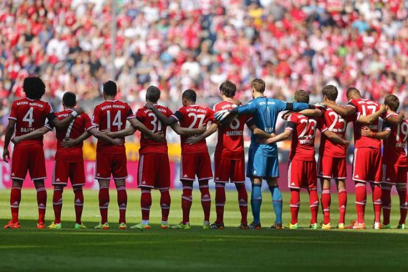 Bayern Munich players observe a minute of silence to commemorate Tito Vilanova before their Bundesliga soccer match in Munich