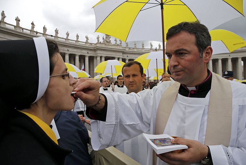 Una monja recibe una hostia consagrada al final de la misa.