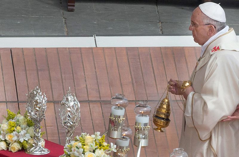 El papa Francisco ha pedido que Juan Pablo II y Juan XXIII sean inscritos en los libros de los santos de la Iglesia.