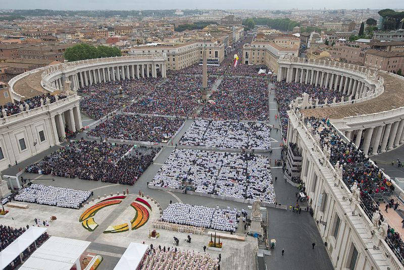 Cientos de miles de peregrinos de todo el mundo llenan la plaza de San Pedro durante la histórica ceremonia de canonización.