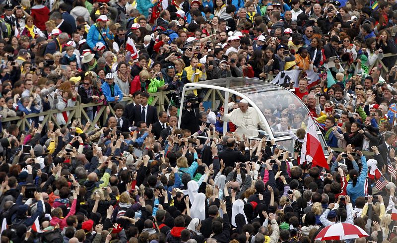 El papa Francisco recorre la plaza de San Pedro y la Vía de la Conciliación en el papamóvil tras la misa de canonización.