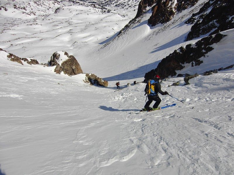 Los expedicionarios se preparan para la ascensión al Kazbek en las montañas del Pirineo