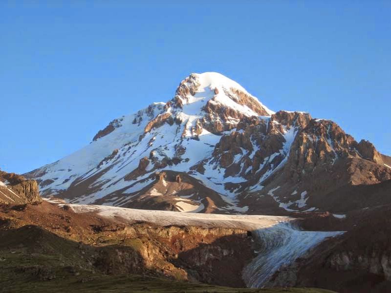 Vista del Kazbek con el glaciar Gergeti en primer término