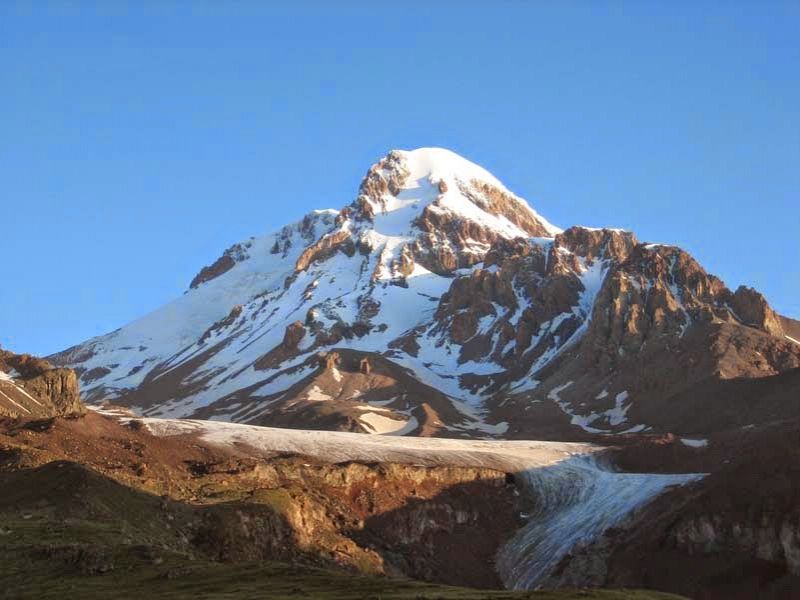 Vista del Kazbek con el glaciar Gergeti en primer término