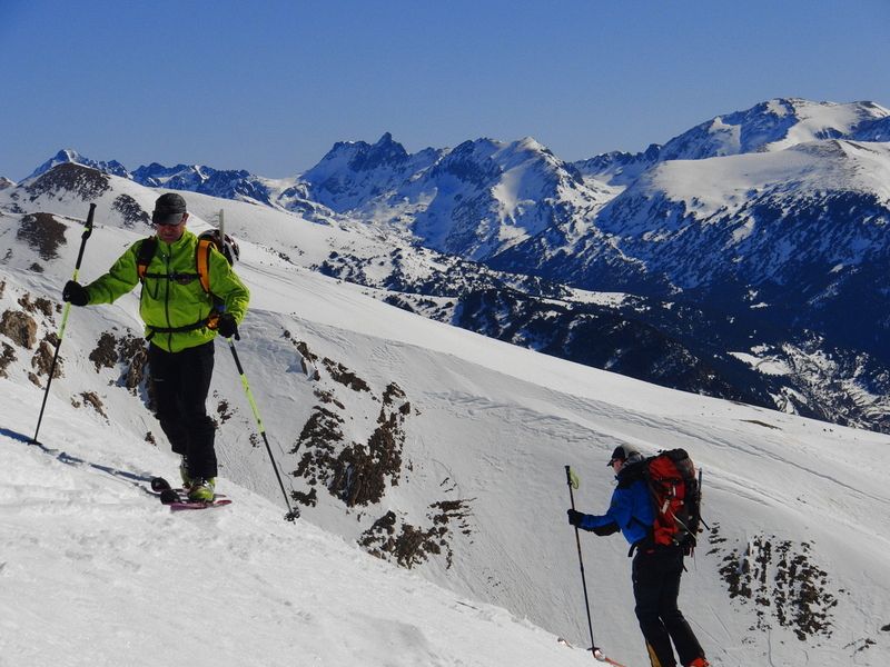 Dos de los miembros de la expedición durante una sesión de esquí en el pirineo andorrano.