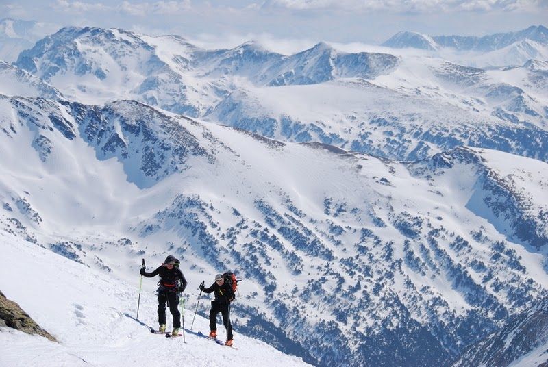 La ascensión con esquís de una montaña de 5.033 metros de altura situada en la cordillera del Cáucaso