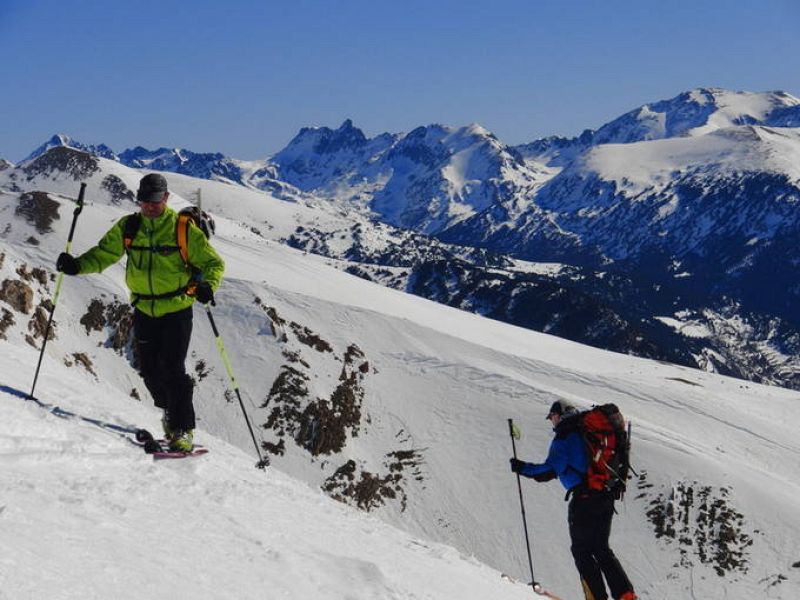  Dos de los miembros de la expedición durante una sesión de esquí en el pirineo andorrano.