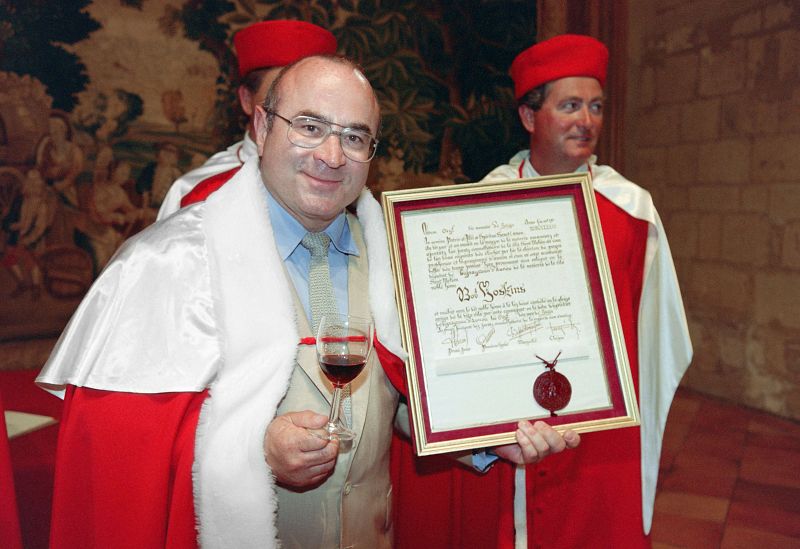 Bob Hoskins posando con un diploma de "bodeguero honorario" en 1993